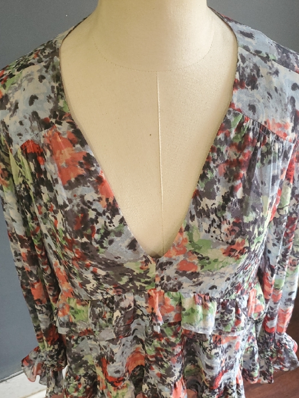 cinq a sept Floral Abstract V-Neck Ruffle Long Sleeve Top - Coral, Green, Gray - Picture 3 of 16